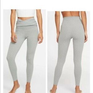 Nike Yoga High Rise 7/8 Length Size Med Dark Gray Dots Twist